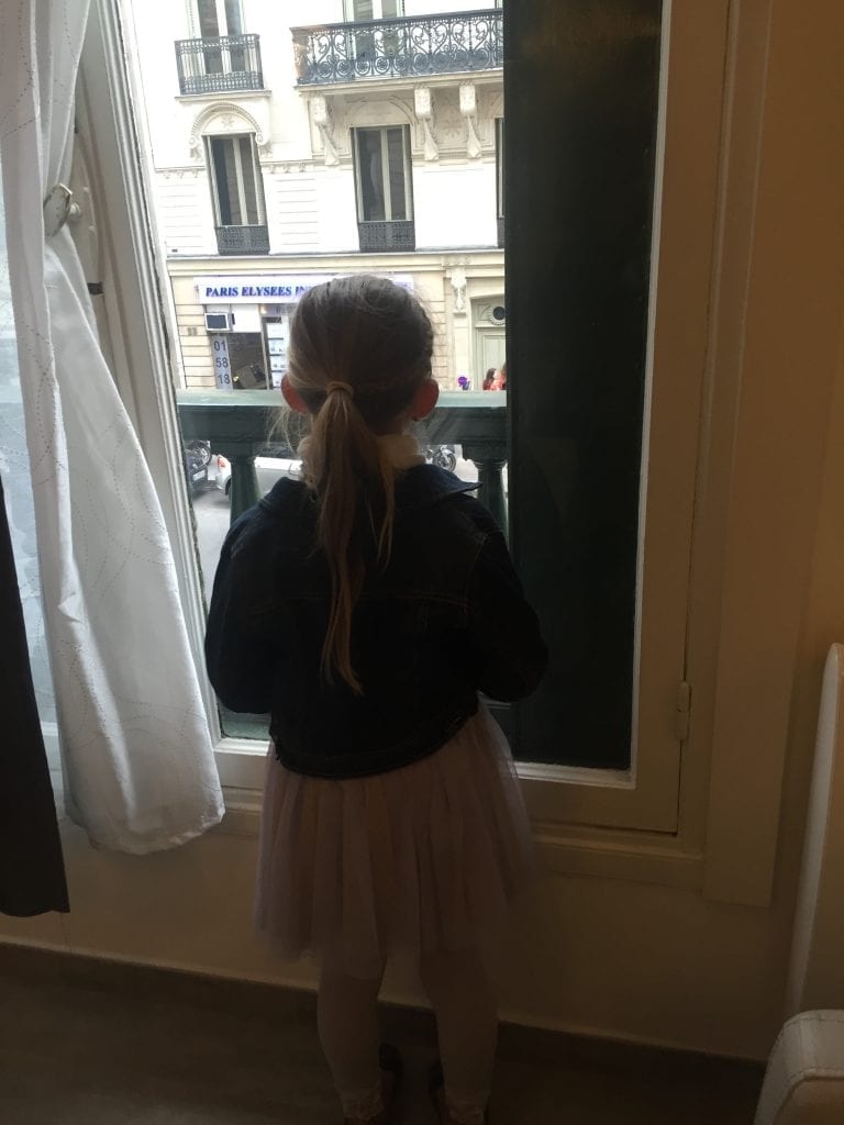 paris_window_girl