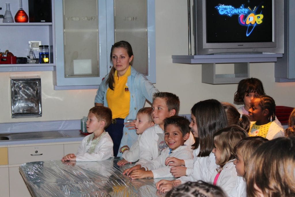 Science experiments onboard Disney Cruise ship at the oceaneer lab. | Global Munchkins