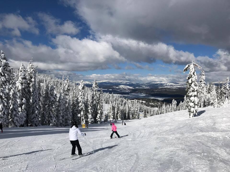 Everything you need to know about visiting Northstar California Resort located in gorgeous Lake Tahoe CA. This ULTIMATE Guide will show you all the awesome things to do in Tahoe, the best places to eat and where to ski. Check it out!!