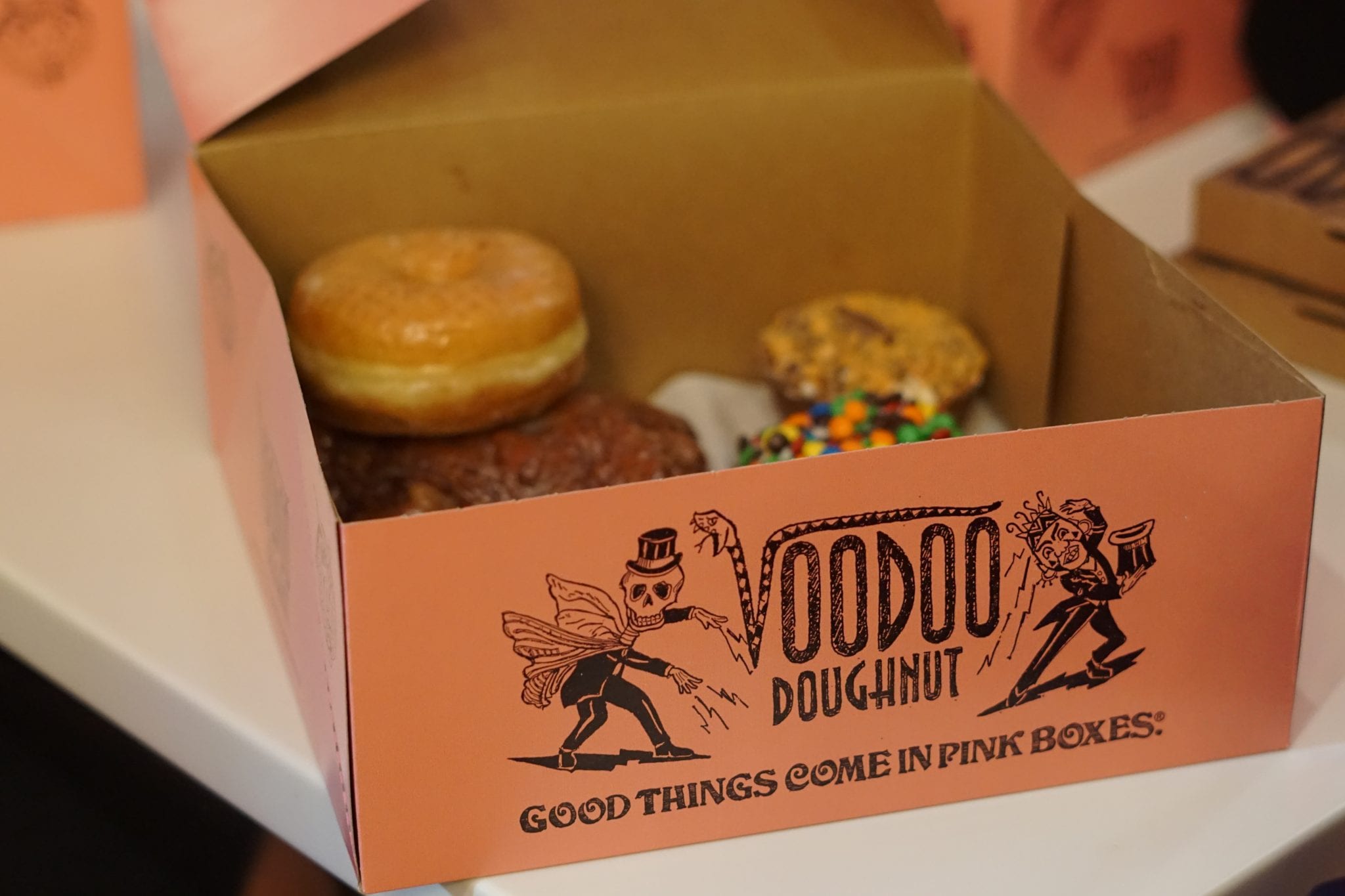 voodoo donuts citywalk - pink box