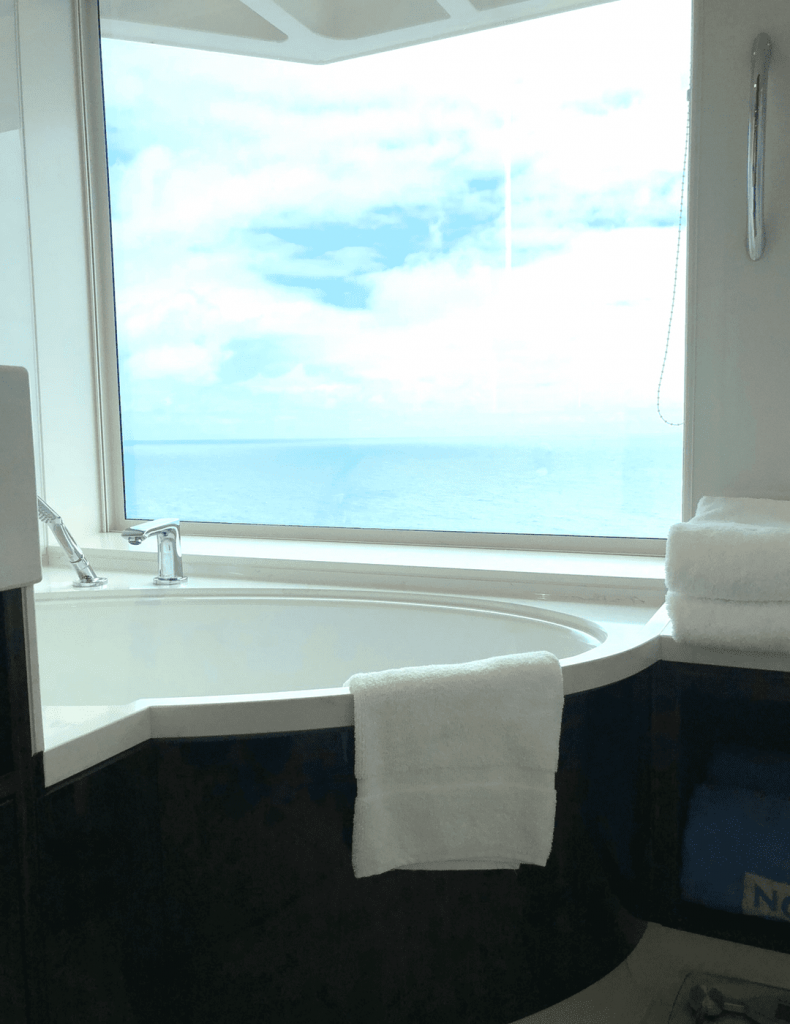 Norwegian Bliss Photos - Family Suite Tub