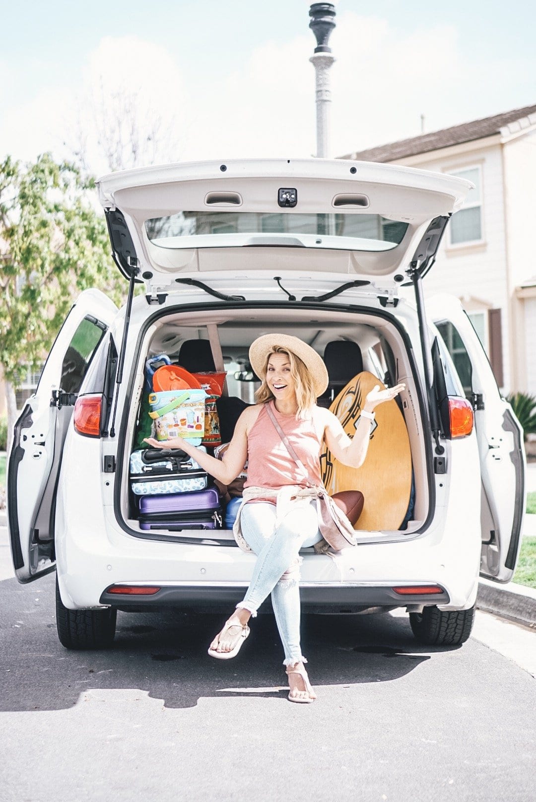 The Ultimate Guide of Road Trip Essentials for families. Learn everything you need to know before you plan your next big road trip.
