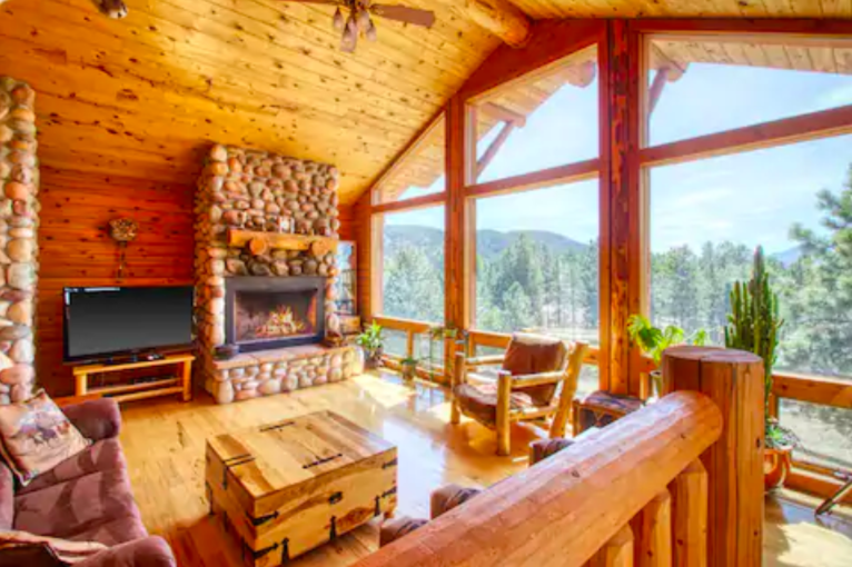 10 Best Airbnb in Colorado Springs [Luxury Getaways!]