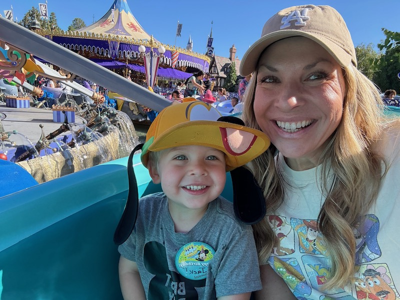 disneyland birthday ideas - mom and toddler with birthday button