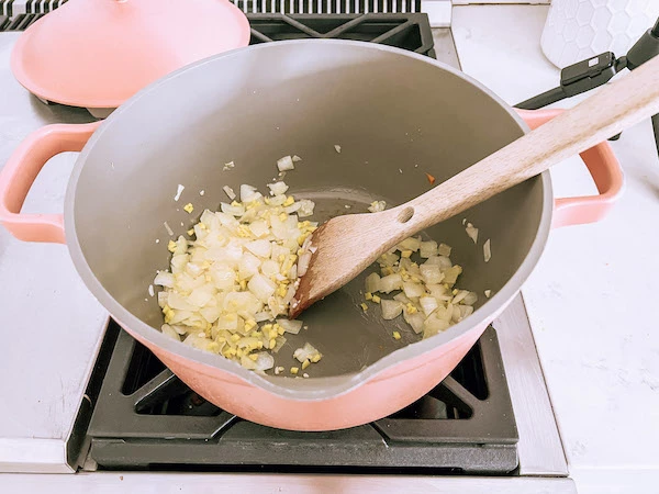 Delicious and Easy Vegan Tikka Masala 4 Onions in an always Pan